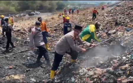 Polresta Malang Kota Kerahkan Mobil Water Cannon Bantu Tangani Kebakaran TPA Supit Urang