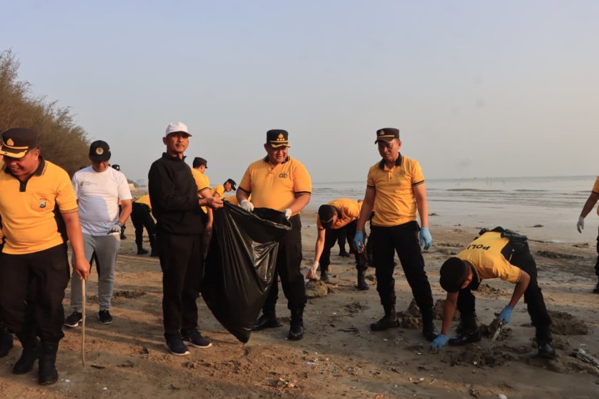 Green Policing : Polresta Tuban Bersihkan Sampah dan Tanam 200 Cemara di Pantai Jenu